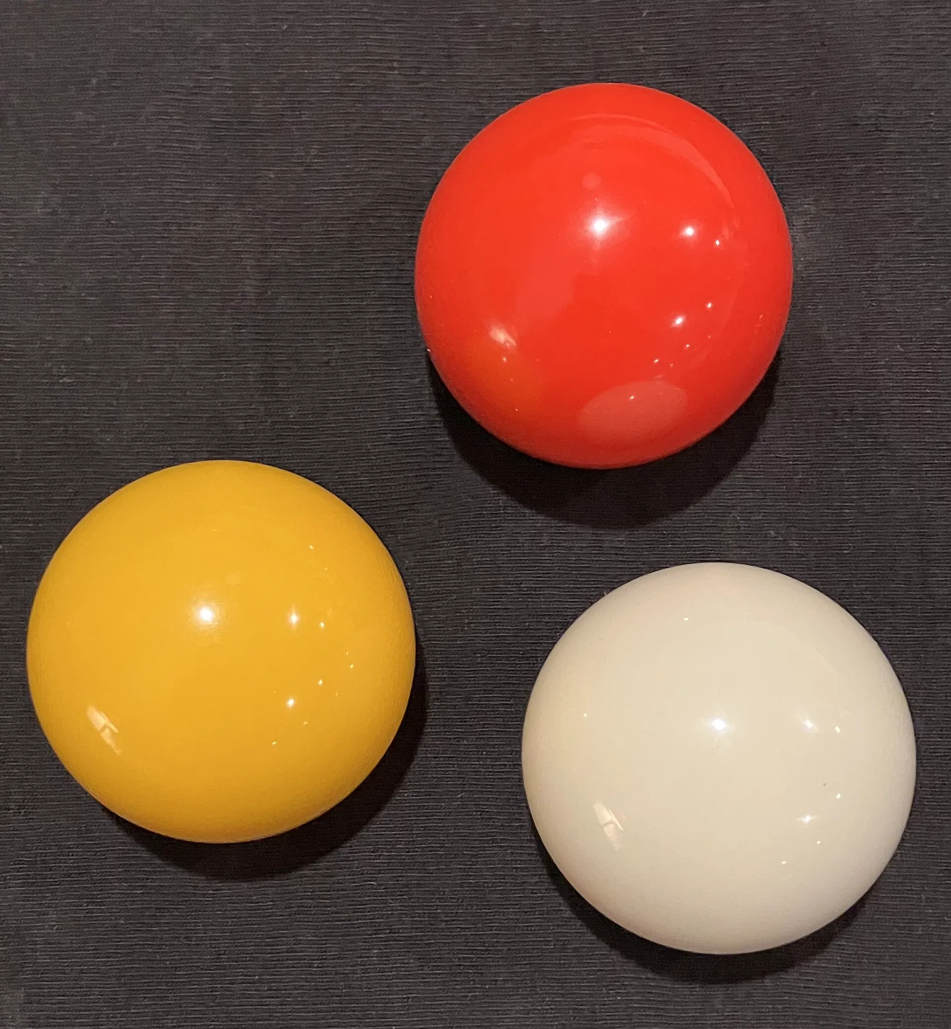 Bộ ba bi carom màu trắng, vàng, đỏ