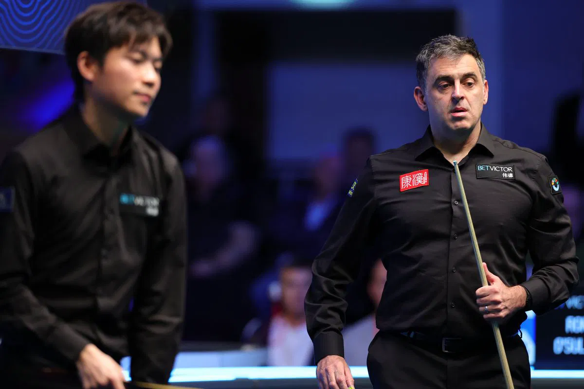 Ka Wai Cheung and Ronnie O'Sullivan on the arena floor
