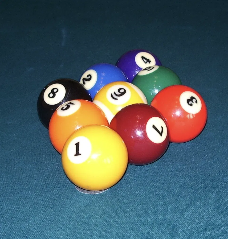 Dàn bi 9-ball xếp hình thoi trên bàn pool, bi số 1 ở đỉnh, bi số 9 ở giữa