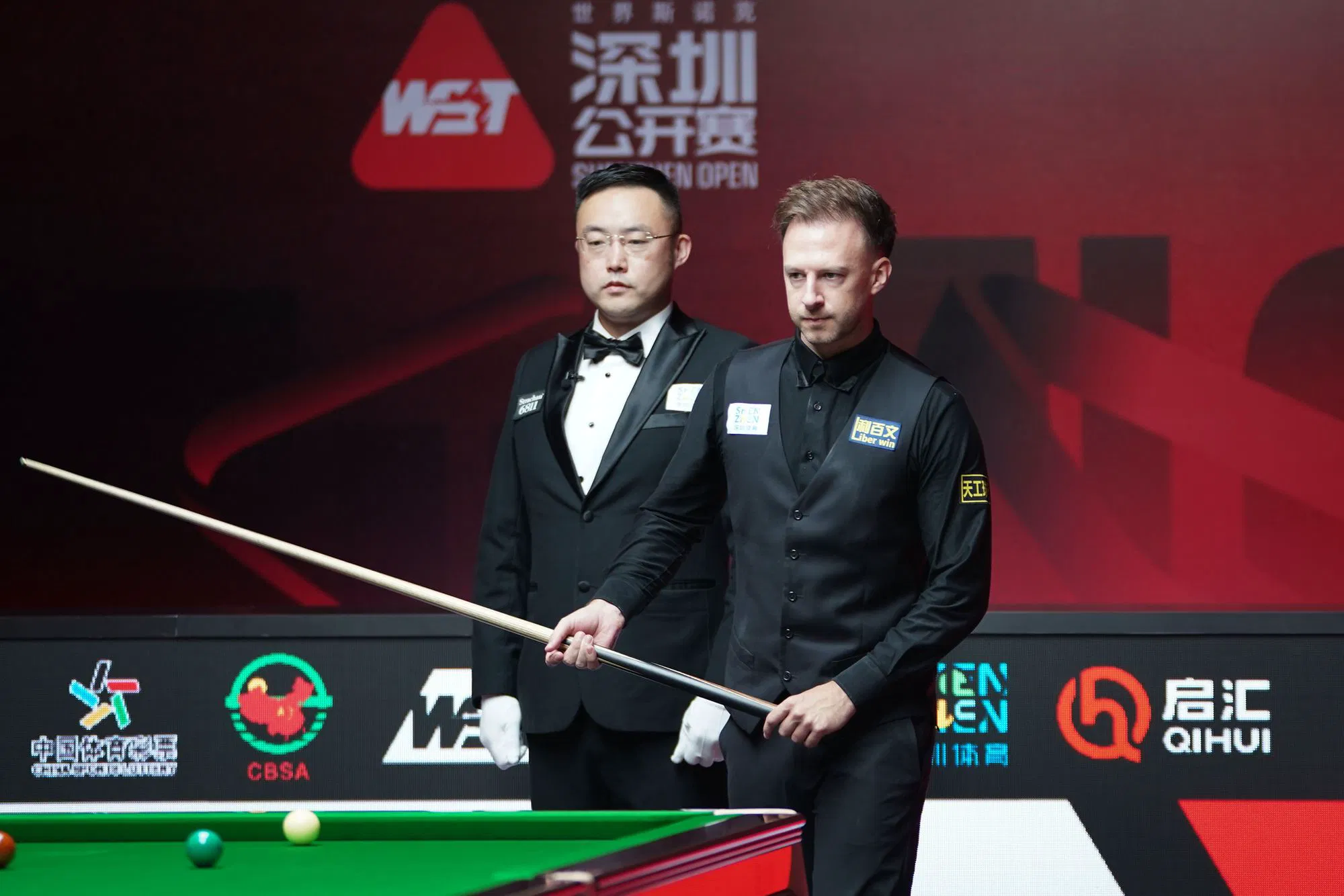 Judd Trump stands with the referee at the Shenzhen Open