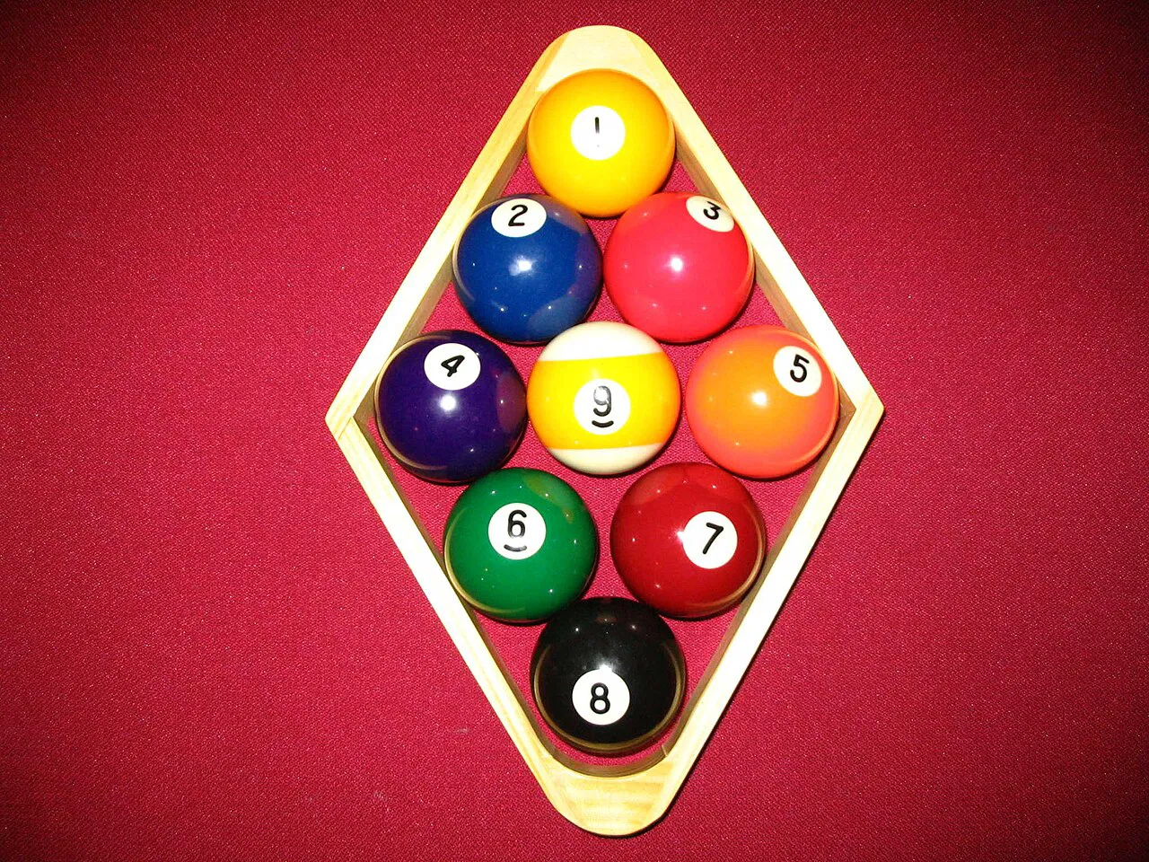 Cận cảnh bàn pool với bi số 9 và cơ bi-a